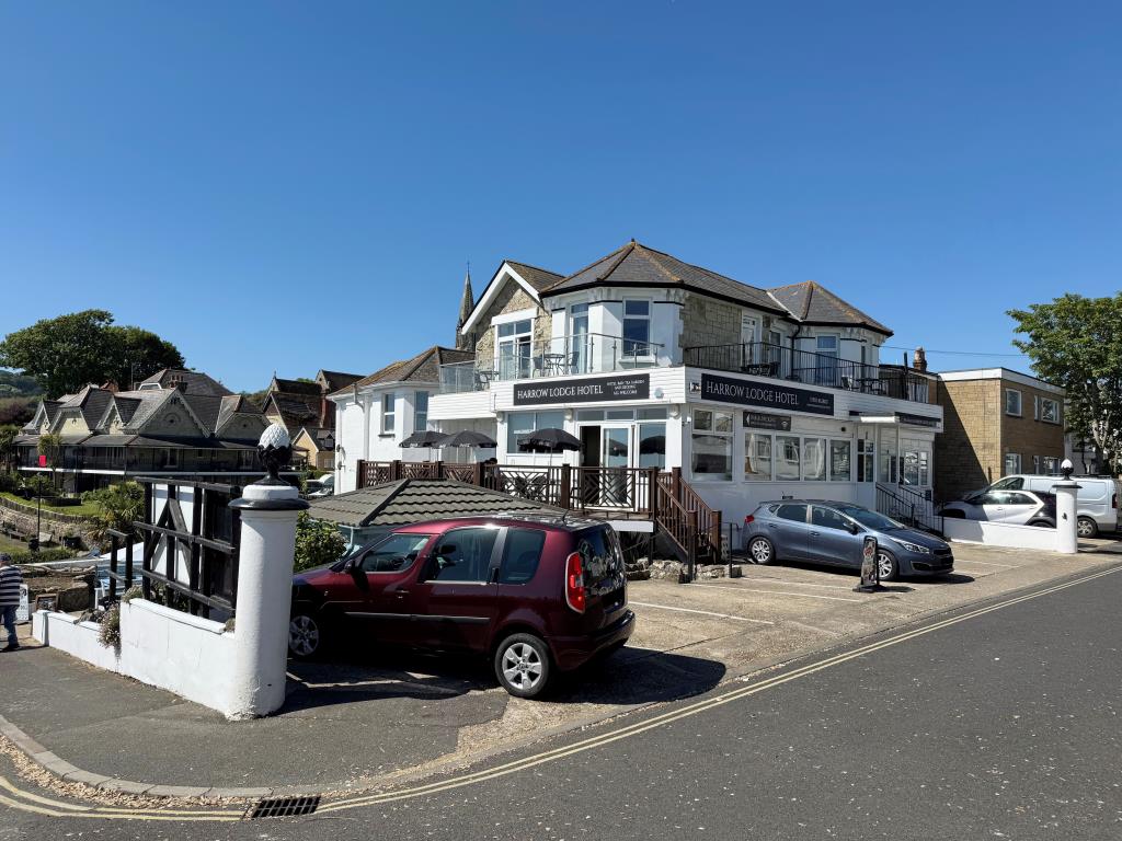 Lot: 48 - FREEHOLD CLIFF TOP HOTEL WITH TWENTY EN-SUITE GUEST ROOMS AND STUNNING VIEWS - A Front and Side Photo